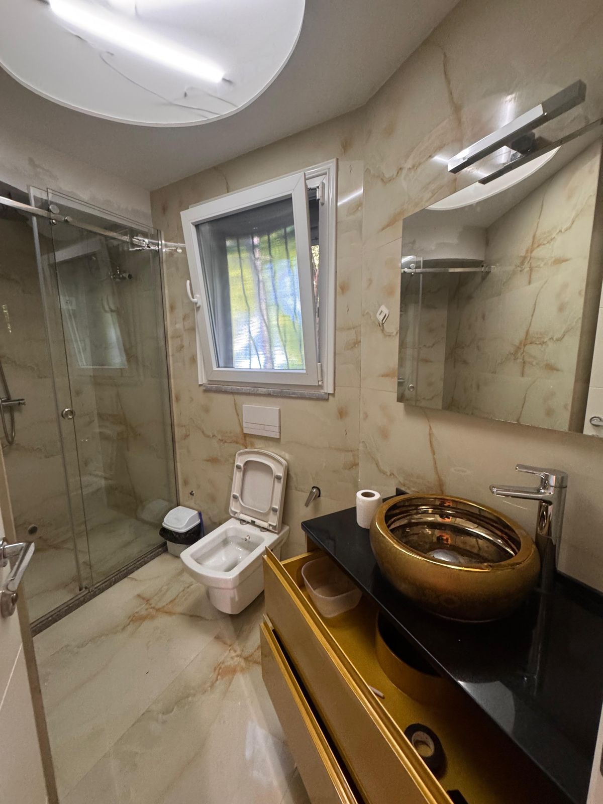 APARTAMENT 2+1 + VERANDE NE SHITJE TE LIQENI I THATE